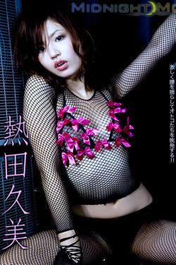 孙尚香站在凳子上辅导刘禅写作业